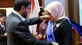 Gubernur Aceh Muzakir Manaf, mengukuhkan Marlina Muzakir sebagai Bunda Paud, Bunda Literasi, dan Ketua Forum Ikan Aceh di Anjong Mon Mata Banda Aceh, Selasa (20/5/2025). Foto: Humas Pemerintah Aceh.