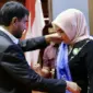 Gubernur Aceh Muzakir Manaf, mengukuhkan Marlina Muzakir sebagai Bunda Paud, Bunda Literasi, dan Ketua Forum Ikan Aceh di Anjong Mon Mata Banda Aceh, Selasa (20/5/2025). Foto: Humas Pemerintah Aceh.