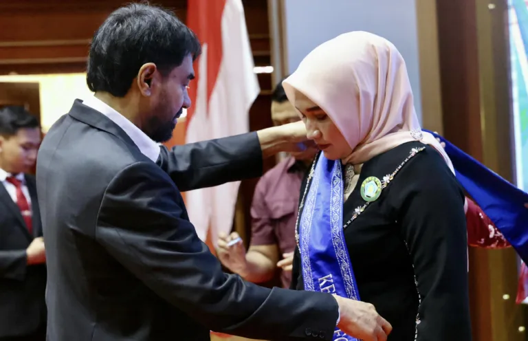 Gubernur Aceh Muzakir Manaf, mengukuhkan Marlina Muzakir sebagai Bunda Paud, Bunda Literasi, dan Ketua Forum Ikan Aceh di Anjong Mon Mata Banda Aceh, Selasa (20/5/2025). Foto: Humas Pemerintah Aceh.