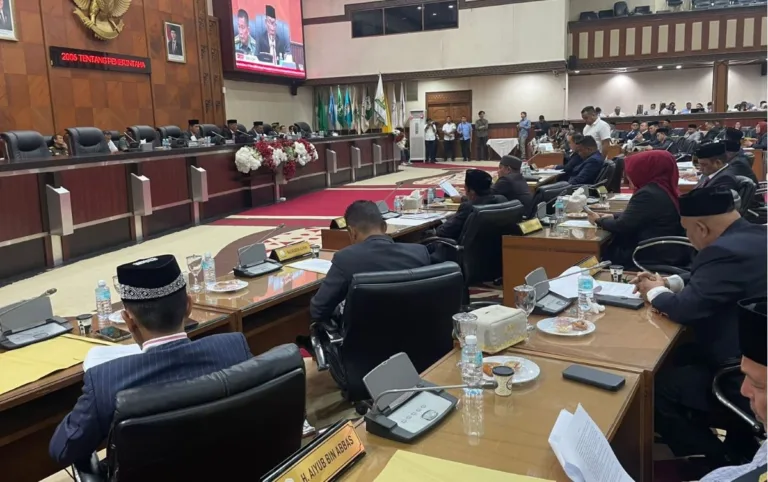 Rapat paripurna DPR Aceh tentang Penetapan Draf Revisi UUPA di Gedung Utama Parlemen, Banda Aceh, Rabu, (21/5/2025). Foto: Ist