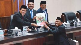 Wakil Gubernur Aceh Fadhlullah, SE, didampingi Plt Sekda Aceh, M. Nasir S.IP, MPA, dan SKPA terkait menghadiri Rapat Paripurna DPRA dengan agenda penyampaian rekomendasi DPRA terhadap LKPJ Gubernur Aceh tahun 2024 di Gedung Utama DPRA, Senin (26/5/2025). Foto: Humas Aceh