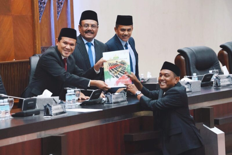 Wakil Gubernur Aceh Fadhlullah, SE, didampingi Plt Sekda Aceh, M. Nasir S.IP, MPA, dan SKPA terkait menghadiri Rapat Paripurna DPRA dengan agenda penyampaian rekomendasi DPRA terhadap LKPJ Gubernur Aceh tahun 2024 di Gedung Utama DPRA, Senin (26/5/2025). Foto: Humas Aceh
