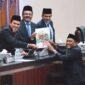 Wakil Gubernur Aceh Fadhlullah, SE, didampingi Plt Sekda Aceh, M. Nasir S.IP, MPA, dan SKPA terkait menghadiri Rapat Paripurna DPRA dengan agenda penyampaian rekomendasi DPRA terhadap LKPJ Gubernur Aceh tahun 2024 di Gedung Utama DPRA, Senin (26/5/2025). Foto: Humas Aceh