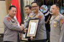 Kapolri Jenderal Pol. Listyo Sigit Prabowo menyerahkan penghargaan kepada Kapolda Aceh, Irjen Dr. Achmad Kartiko, S.I.K., M.H atas capaian nilai Indikator Kinerja Pelaksanaan Anggaran (IKPA) peringkat terbaik tahun anggaran 2024 kategori Polda atau Wilayah. (Foto Penmas Polda Aceh)