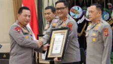 Kapolri Jenderal Pol. Listyo Sigit Prabowo menyerahkan penghargaan kepada Kapolda Aceh, Irjen Dr. Achmad Kartiko, S.I.K., M.H atas capaian nilai Indikator Kinerja Pelaksanaan Anggaran (IKPA) peringkat terbaik tahun anggaran 2024 kategori Polda atau Wilayah. (Foto Penmas Polda Aceh)
