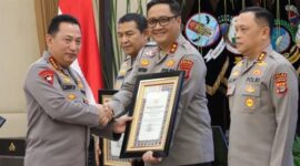 Kapolri Jenderal Pol. Listyo Sigit Prabowo menyerahkan penghargaan kepada Kapolda Aceh, Irjen Dr. Achmad Kartiko, S.I.K., M.H atas capaian nilai Indikator Kinerja Pelaksanaan Anggaran (IKPA) peringkat terbaik tahun anggaran 2024 kategori Polda atau Wilayah. (Foto Penmas Polda Aceh)