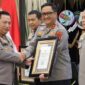 Kapolri Jenderal Pol. Listyo Sigit Prabowo menyerahkan penghargaan kepada Kapolda Aceh, Irjen Dr. Achmad Kartiko, S.I.K., M.H atas capaian nilai Indikator Kinerja Pelaksanaan Anggaran (IKPA) peringkat terbaik tahun anggaran 2024 kategori Polda atau Wilayah. (Foto Penmas Polda Aceh)