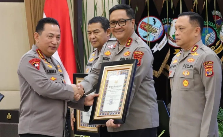 Kapolri Jenderal Pol. Listyo Sigit Prabowo menyerahkan penghargaan kepada Kapolda Aceh, Irjen Dr. Achmad Kartiko, S.I.K., M.H atas capaian nilai Indikator Kinerja Pelaksanaan Anggaran (IKPA) peringkat terbaik tahun anggaran 2024 kategori Polda atau Wilayah. (Foto Penmas Polda Aceh)