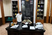 Gubernur Aceh, H.Muzakir Manaf, tiba kembali di Banda Aceh langsung bekerja hingga larut malam. Berbagai dokumen penting yang sudah disiapkan langsung diselesaikan oleh Gubernur dengan cepat dan tepat. Proses disposisi dan penandatanganan dokumen itu berlangsung di ruang kerjanya di Pendopo Gubernur Aceh. Ia didampingi oleh Plt Sekda Aceh M Nasir. (Foto: Humas Aceh)