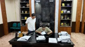 Gubernur Aceh, H.Muzakir Manaf, tiba kembali di Banda Aceh langsung bekerja hingga larut malam. Berbagai dokumen penting yang sudah disiapkan langsung diselesaikan oleh Gubernur dengan cepat dan tepat. Proses disposisi dan penandatanganan dokumen itu berlangsung di ruang kerjanya di Pendopo Gubernur Aceh. Ia didampingi oleh Plt Sekda Aceh M Nasir. (Foto: Humas Aceh)