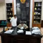Gubernur Aceh, H.Muzakir Manaf, tiba kembali di Banda Aceh langsung bekerja hingga larut malam. Berbagai dokumen penting yang sudah disiapkan langsung diselesaikan oleh Gubernur dengan cepat dan tepat. Proses disposisi dan penandatanganan dokumen itu berlangsung di ruang kerjanya di Pendopo Gubernur Aceh. Ia didampingi oleh Plt Sekda Aceh M Nasir. (Foto: Humas Aceh)