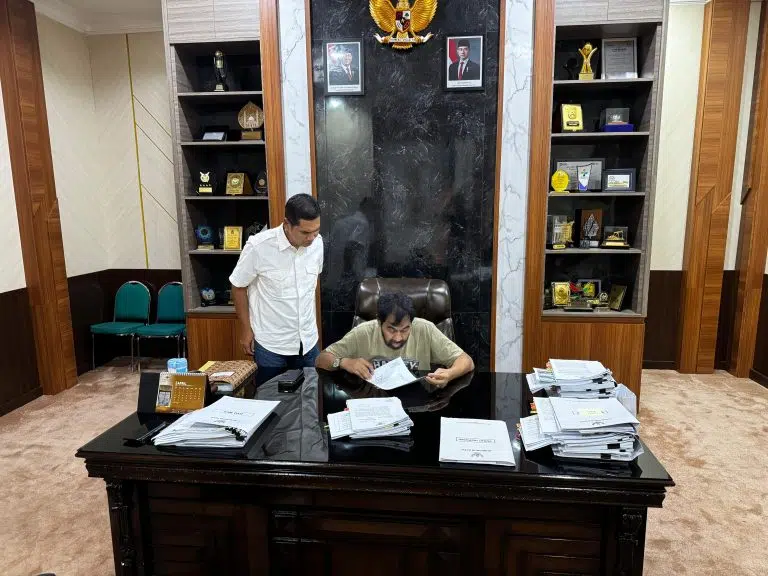 Gubernur Aceh, H.Muzakir Manaf, tiba kembali di Banda Aceh langsung bekerja hingga larut malam. Berbagai dokumen penting yang sudah disiapkan langsung diselesaikan oleh Gubernur dengan cepat dan tepat. Proses disposisi dan penandatanganan dokumen itu berlangsung di ruang kerjanya di Pendopo Gubernur Aceh. Ia didampingi oleh Plt Sekda Aceh M Nasir. (Foto: Humas Aceh)