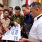 Wakil Gubernur Aceh H. Fadhlullah, SE menerima kunjungan sejumlah investor dari Hangzhou Chamber of Commerce Indonesia, di Aula Rumah Dinas Wakil Gubernur Aceh, Kamis (1/5/2025). Foto : Ist.