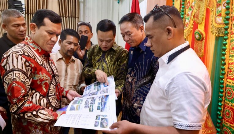 Wakil Gubernur Aceh H. Fadhlullah, SE menerima kunjungan sejumlah investor dari Hangzhou Chamber of Commerce Indonesia, di Aula Rumah Dinas Wakil Gubernur Aceh, Kamis (1/5/2025). Foto : Ist.