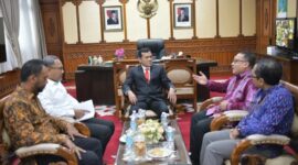 Wakil Gubernur Aceh, H. Fadhlullah, SE didampingi Kepala Biro Perekonomian Setda Aceh, Zaini menerima Silaturahmi Kepala Bank Indonesia Perwakilan Aceh, Agus Chusaini dan Rombongan diruang rapat Wakil Gubernur Aceh, Jumat, (2/5/2025).