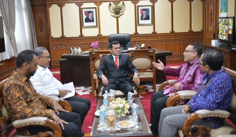 Wakil Gubernur Aceh, H. Fadhlullah, SE didampingi Kepala Biro Perekonomian Setda Aceh, Zaini menerima Silaturahmi Kepala Bank Indonesia Perwakilan Aceh, Agus Chusaini dan Rombongan diruang rapat Wakil Gubernur Aceh, Jumat, (2/5/2025).