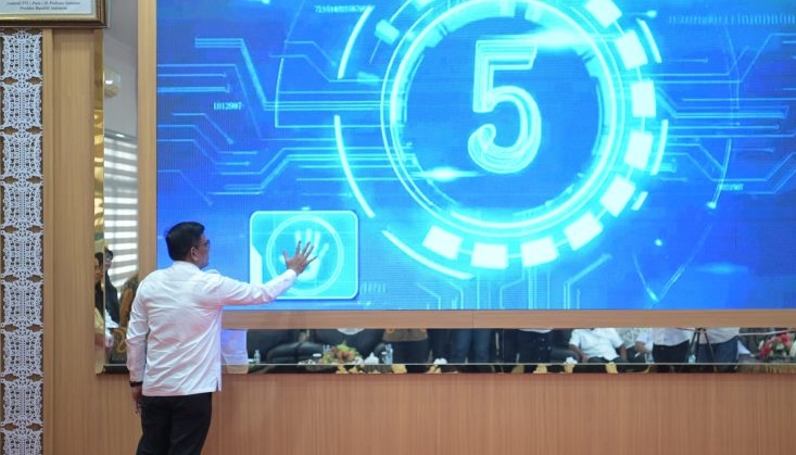 Asisten III Sekda Aceh, Muhammad Diwarsyah, meluncurkan aplikasi Tugas Belajar SIKULA (Sistem Informasi Tugas Belajar) di Kantor BPSDM Aceh, Rabu (14/5/2025). Aplikasi ini dihadirkan sebagai bagian dari transformasi digital dalam layanan kepegawaian, khususnya dalam mendukung peningkatan kapasitas Aparatur Sipil Negara (ASN) di Aceh. Foto: Humas Aceh