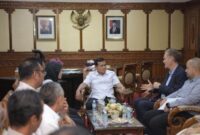 Wakil Gubernur Aceh, H.Fadhlullah, SE, di dampingi kepala SKPA terkait menerima audiensi Yayasan Inisiatif Dagang Hijau (YIDH) di ruang kerja Wakil Gubernur Aceh, Rabu, (14/5/2025).