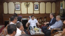 Wakil Gubernur Aceh, H.Fadhlullah, SE, di dampingi kepala SKPA terkait menerima audiensi Yayasan Inisiatif Dagang Hijau (YIDH) di ruang kerja Wakil Gubernur Aceh, Rabu, (14/5/2025).