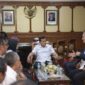 Wakil Gubernur Aceh, H.Fadhlullah, SE, di dampingi kepala SKPA terkait menerima audiensi Yayasan Inisiatif Dagang Hijau (YIDH) di ruang kerja Wakil Gubernur Aceh, Rabu, (14/5/2025).