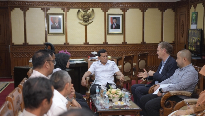Wakil Gubernur Aceh, H.Fadhlullah, SE, di dampingi kepala SKPA terkait menerima audiensi Yayasan Inisiatif Dagang Hijau (YIDH) di ruang kerja Wakil Gubernur Aceh, Rabu, (14/5/2025).