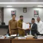 Gubernur Aceh Muzakir Manaf menerima draft revisi Undang-undang nomor 11 tahun 2006 tentang Pemerintahan Aceh dari Ketua Tim Revisi UUPA Tgk Anwar Ramli, di ruang serbaguna Dewan Perwakilan Rakyat Aceh, Senin (19/5/2025). Foto: Humas Aceh