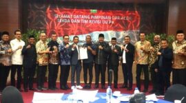 Plt. Sekda Aceh, M. Nasir, S.IP, MPA, menghadiri Diskusi Strategis membahas Draf Rancangan Revisi Undang-Undang Nomor 11 Tahun 2006 tentang Pemerintahan Aceh (UUPA) yang di inisiasi oleh Dewan Perwakilan Rakyat Aceh (DPRA) bersama Forum Bersama (Forbes) DPR/DPD-RI asal Aceh di Aula Badan Penghubung Pemerintah Aceh (BPPA), Jakarta, Kamis (22/5/2025).