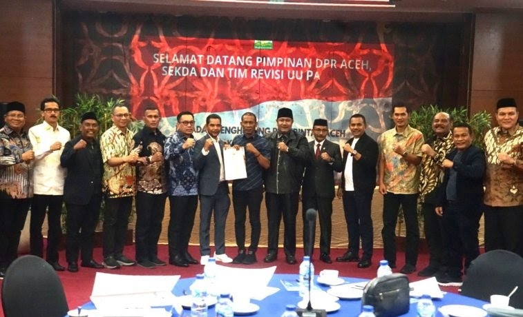Plt. Sekda Aceh, M. Nasir, S.IP, MPA, menghadiri Diskusi Strategis membahas Draf Rancangan Revisi Undang-Undang Nomor 11 Tahun 2006 tentang Pemerintahan Aceh (UUPA) yang di inisiasi oleh Dewan Perwakilan Rakyat Aceh (DPRA) bersama Forum Bersama (Forbes) DPR/DPD-RI asal Aceh di Aula Badan Penghubung Pemerintah Aceh (BPPA), Jakarta, Kamis (22/5/2025).