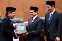 Wakil Gubernur Aceh H. Fadhlullah, SE, didampingi Plt Sekda Aceh, M. Nasir S.IP, MPA, menghadiri Rapat Paripurna DPRA dengan agenda Penyerahan Laporan Hasil Pemeriksaan (LHP) Badan Pemeriksa Keuangan (BPK) RI atas Laporan Keuangan Pemerintah Aceh tahun 2024, di Gedung Utama DPRA, Senin (26/5/2025) Foto: Humas Aceh
