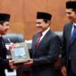 Wakil Gubernur Aceh H. Fadhlullah, SE, didampingi Plt Sekda Aceh, M. Nasir S.IP, MPA, menghadiri Rapat Paripurna DPRA dengan agenda Penyerahan Laporan Hasil Pemeriksaan (LHP) Badan Pemeriksa Keuangan (BPK) RI atas Laporan Keuangan Pemerintah Aceh tahun 2024, di Gedung Utama DPRA, Senin (26/5/2025) Foto: Humas Aceh