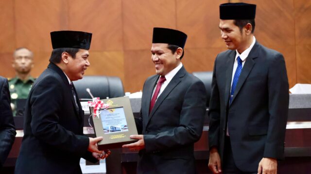 Wakil Gubernur Aceh H. Fadhlullah, SE, didampingi Plt Sekda Aceh, M. Nasir S.IP, MPA, menghadiri Rapat Paripurna DPRA dengan agenda Penyerahan Laporan Hasil Pemeriksaan (LHP) Badan Pemeriksa Keuangan (BPK) RI atas Laporan Keuangan Pemerintah Aceh tahun 2024, di Gedung Utama DPRA, Senin (26/5/2025) Foto: Humas Aceh