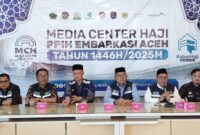 Kesiapan keberangkatan jemaah haji Aceh tahun 2025, Kakanwil Kemenag Aceh H. Azhari dan General Manager Garuda Indonesia Wilayah Aceh Nano Setiawan mengadakan konferensi Pers bersama awak media di Media Center UPT Asrama Haji Embarkasi Aceh, Banda Aceh, Jumat (16/5/2025). Foto/Irwansyah