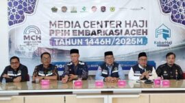 Kesiapan keberangkatan jemaah haji Aceh tahun 2025, Kakanwil Kemenag Aceh H. Azhari dan General Manager Garuda Indonesia Wilayah Aceh Nano Setiawan mengadakan konferensi Pers bersama awak media di Media Center UPT Asrama Haji Embarkasi Aceh, Banda Aceh, Jumat (16/5/2025). Foto/Irwansyah