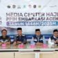 Kesiapan keberangkatan jemaah haji Aceh tahun 2025, Kakanwil Kemenag Aceh H. Azhari dan General Manager Garuda Indonesia Wilayah Aceh Nano Setiawan mengadakan konferensi Pers bersama awak media di Media Center UPT Asrama Haji Embarkasi Aceh, Banda Aceh, Jumat (16/5/2025). Foto/Irwansyah