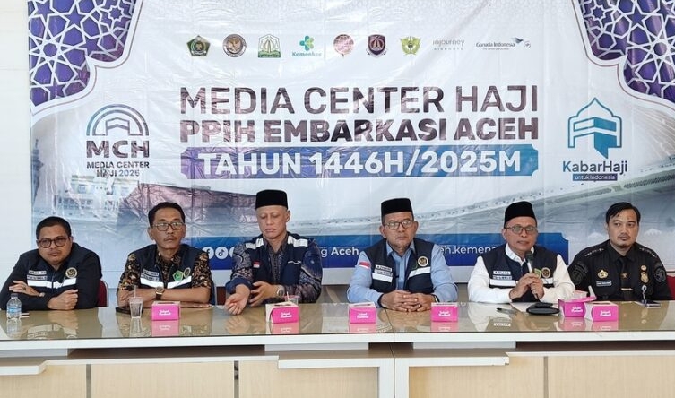 Kesiapan keberangkatan jemaah haji Aceh tahun 2025, Kakanwil Kemenag Aceh H. Azhari dan General Manager Garuda Indonesia Wilayah Aceh Nano Setiawan mengadakan konferensi Pers bersama awak media di Media Center UPT Asrama Haji Embarkasi Aceh, Banda Aceh, Jumat (16/5/2025). Foto/Irwansyah