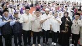 Gubernur Aceh Muzakir Manaf menghadiri acara pelepasan keberangkatan jemaah calon haji Embarkasi Aceh tahun 1446 H/2025 M di Asrama Haji Banda Aceh, Sabtu, (17/5/2025).  Foto: Humas Aceh