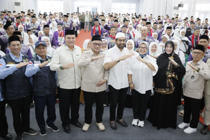 Gubernur Aceh Muzakir Manaf menghadiri acara pelepasan keberangkatan jemaah calon haji Embarkasi Aceh tahun 1446 H/2025 M di Asrama Haji Banda Aceh, Sabtu, (17/5/2025).  Foto: Humas Aceh