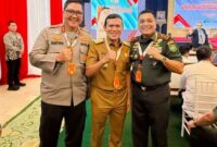 Wagub Aceh Fadhlullah,SE bersama Pangdam IM Mayjen Niko Fahrizal dan Kapolda Aceh Irjen Dr. Achmad Kartiko foto bersama di sela-sela menghadiri Sarasehan Kebangsaan Perubahan Geopolitik Dunia dalam Peluang Menuju Indonesia Raya, di Gedung Nusantara IV MPR RI, Jakarta, Selasa, (20/5/2025). Foto Humas Aceh