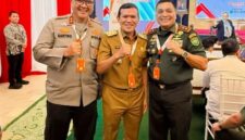Wagub Aceh Fadhlullah,SE bersama Pangdam IM Mayjen Niko Fahrizal dan Kapolda Aceh Irjen Dr. Achmad Kartiko foto bersama di sela-sela menghadiri Sarasehan Kebangsaan Perubahan Geopolitik Dunia dalam Peluang Menuju Indonesia Raya, di Gedung Nusantara IV MPR RI, Jakarta, Selasa, (20/5/2025). Foto Humas Aceh