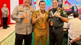 Wagub Aceh Fadhlullah,SE bersama Pangdam IM Mayjen Niko Fahrizal dan Kapolda Aceh Irjen Dr. Achmad Kartiko foto bersama di sela-sela menghadiri Sarasehan Kebangsaan Perubahan Geopolitik Dunia dalam Peluang Menuju Indonesia Raya, di Gedung Nusantara IV MPR RI, Jakarta, Selasa, (20/5/2025). Foto Humas Aceh