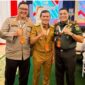 Wagub Aceh Fadhlullah,SE bersama Pangdam IM Mayjen Niko Fahrizal dan Kapolda Aceh Irjen Dr. Achmad Kartiko foto bersama di sela-sela menghadiri Sarasehan Kebangsaan Perubahan Geopolitik Dunia dalam Peluang Menuju Indonesia Raya, di Gedung Nusantara IV MPR RI, Jakarta, Selasa, (20/5/2025). Foto Humas Aceh
