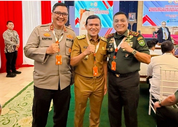 Wagub Aceh Fadhlullah,SE bersama Pangdam IM Mayjen Niko Fahrizal dan Kapolda Aceh Irjen Dr. Achmad Kartiko foto bersama di sela-sela menghadiri Sarasehan Kebangsaan Perubahan Geopolitik Dunia dalam Peluang Menuju Indonesia Raya, di Gedung Nusantara IV MPR RI, Jakarta, Selasa, (20/5/2025). Foto Humas Aceh