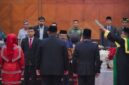 Gubernur Aceh Muzakir Manaf menghadiri Pengambilan sumpah dan Pelantikan Anggota DPR Aceh sisa masa jabatan 2024-2029 pada rapat paripurna istimewa diruang sidang  utama DPRA, Rabu (21/05/2025). Foto: Humas Aceh