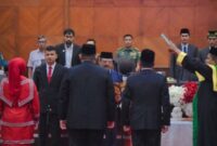 Gubernur Aceh Muzakir Manaf menghadiri Pengambilan sumpah dan Pelantikan Anggota DPR Aceh sisa masa jabatan 2024-2029 pada rapat paripurna istimewa diruang sidang  utama DPRA, Rabu (21/05/2025). Foto: Humas Aceh