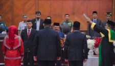 Gubernur Aceh Muzakir Manaf menghadiri Pengambilan sumpah dan Pelantikan Anggota DPR Aceh sisa masa jabatan 2024-2029 pada rapat paripurna istimewa diruang sidang  utama DPRA, Rabu (21/05/2025). Foto: Humas Aceh