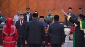 Gubernur Aceh Muzakir Manaf menghadiri Pengambilan sumpah dan Pelantikan Anggota DPR Aceh sisa masa jabatan 2024-2029 pada rapat paripurna istimewa diruang sidang  utama DPRA, Rabu (21/05/2025). Foto: Humas Aceh