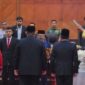 Gubernur Aceh Muzakir Manaf menghadiri Pengambilan sumpah dan Pelantikan Anggota DPR Aceh sisa masa jabatan 2024-2029 pada rapat paripurna istimewa diruang sidang  utama DPRA, Rabu (21/05/2025). Foto: Humas Aceh