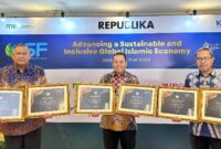 Staf Ahli Gubernur Bidang Perekonomian, Keuangan dan Pembangunan, Restu Andi Surya, SSTP, MPA, Mewakili Wakil Gubernur Aceh Menghadiri Acara Penerimaan Penghargaan Anugerah Adinata Syariah 2025 dan Indonesia Sharia Forum (ISF) 2025 yang di Selenggarakan Oleh Komite Nasional Ekonomi Keuangan Syariah (KNEKS) dan Republika, Selasa (26/05/2025) di Le Meridien Jakarta. (Foto: Humas Aceh)
