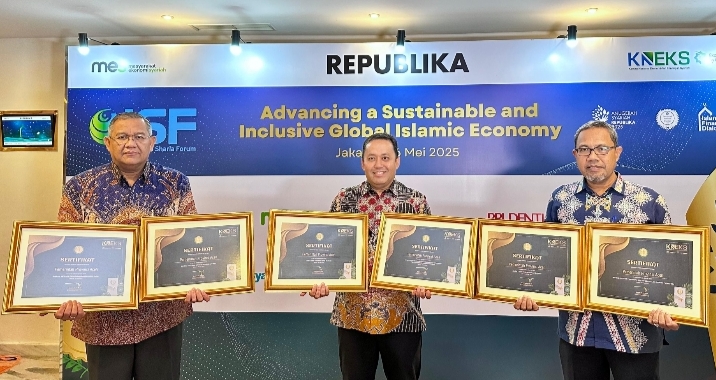 Staf Ahli Gubernur Bidang Perekonomian, Keuangan dan Pembangunan, Restu Andi Surya, SSTP, MPA, Mewakili Wakil Gubernur Aceh Menghadiri Acara Penerimaan Penghargaan Anugerah Adinata Syariah 2025 dan Indonesia Sharia Forum (ISF) 2025 yang di Selenggarakan Oleh Komite Nasional Ekonomi Keuangan Syariah (KNEKS) dan Republika, Selasa (26/05/2025) di Le Meridien Jakarta. (Foto: Humas Aceh)