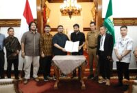Gubernur Aceh Muzakir Manaf bersama Plt. Setda Aceh secara resmi menandatangani nota kesepahaman (MoU) dengan PT Flora Agung Grup dalam acara yang digelar di Meuligoe Gubernur Aceh, Selasa, (27/5/2025). Foto: Humas Aceh